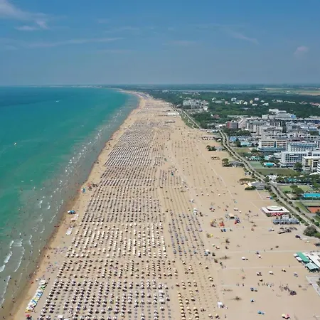 Beautiful With Terrace And Swimming Pool Apartmán Bibione